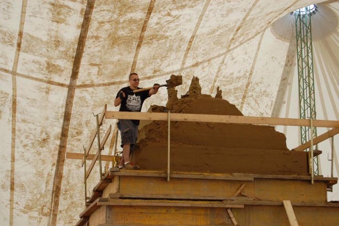 The Making of an Amazing Sand Sculpture (16 pics)