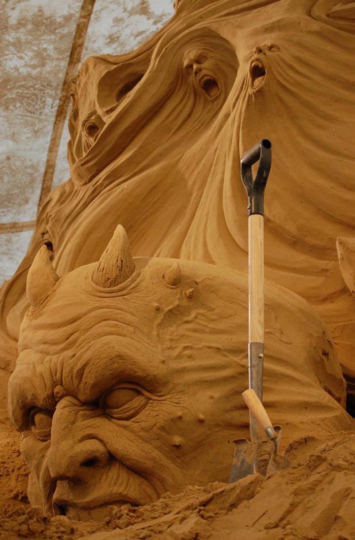 The Making of an Amazing Sand Sculpture (16 pics)