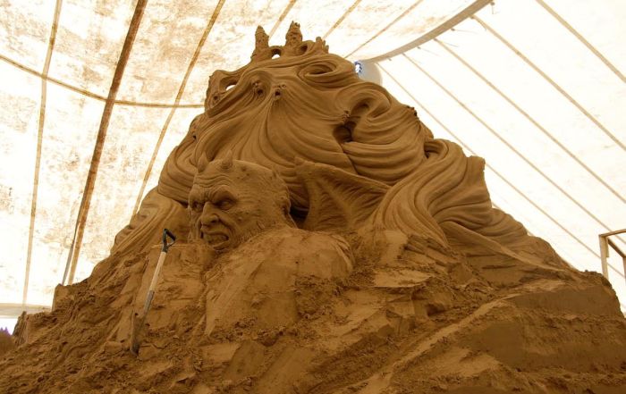 The Making of an Amazing Sand Sculpture (16 pics)