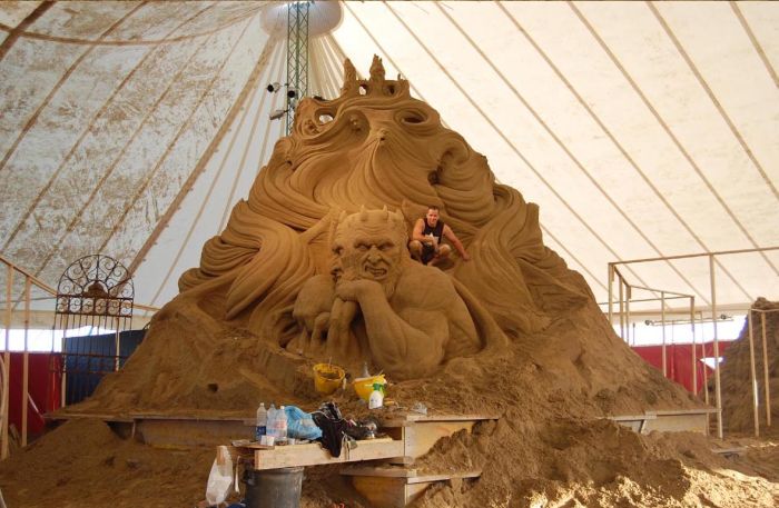 The Making of an Amazing Sand Sculpture (16 pics)