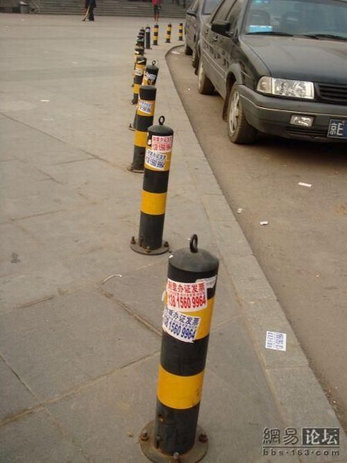 Ad Stickers Removing in China (11 pics)