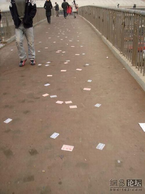 Ad Stickers Removing in China (11 pics)