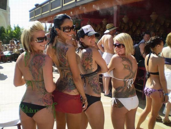 Girls with Tattoos (51 pics)