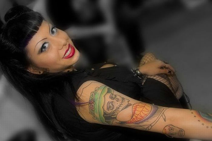 Girls with Tattoos (51 pics)
