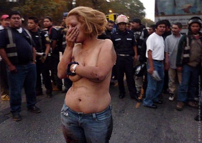 Lynching in Guatemala (3 pics)