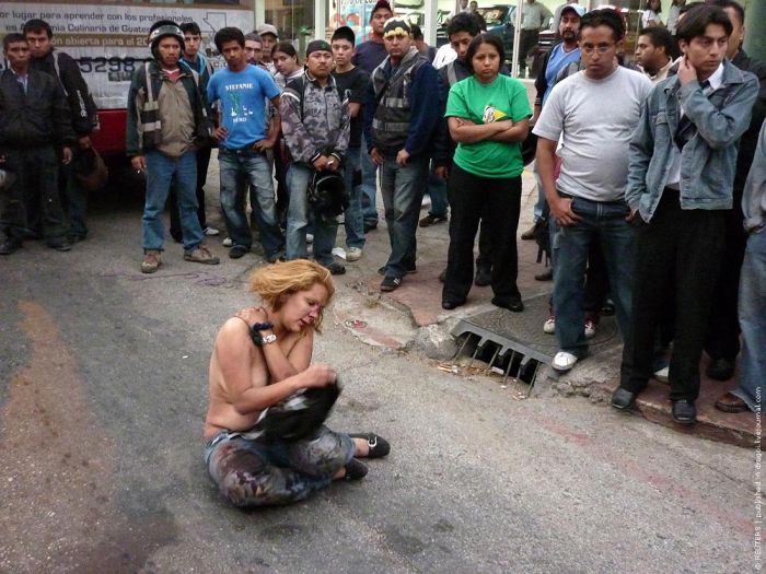 Lynching in Guatemala (3 pics)