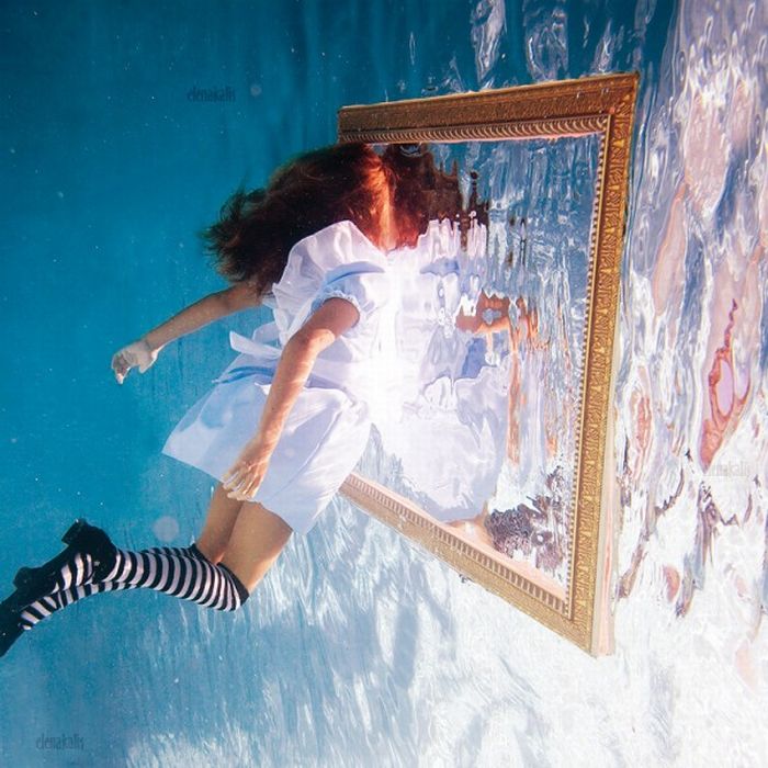 Alice Underwater (13 pics)