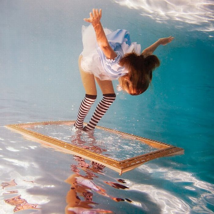 Alice Underwater (13 pics)
