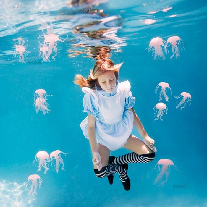 Alice Underwater (13 pics)