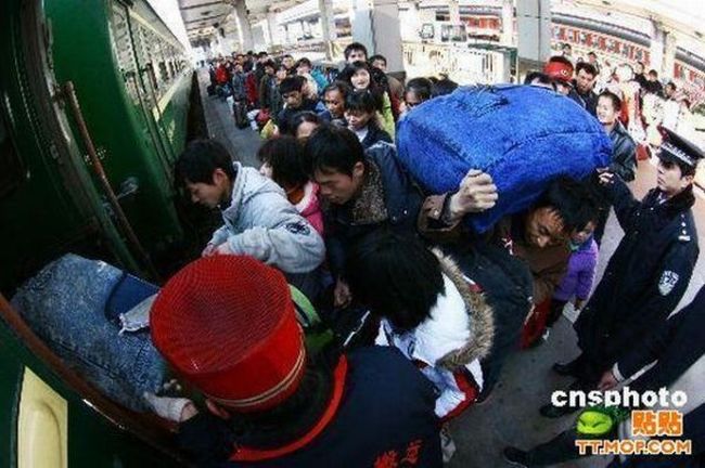 Crowded Train Stations in China (22 pics)