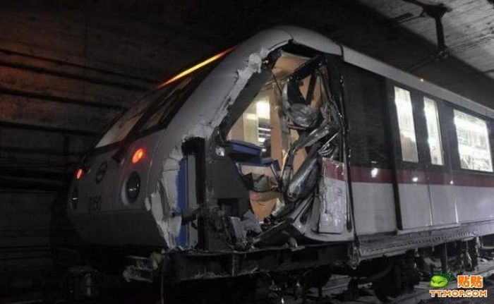 Train Collision in Shanghai Subway (17 pics)