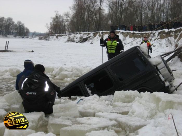 Pulling Mercedes-Benz G-Class Out of a Frozen River (8 pics)