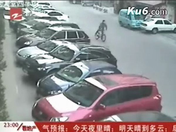 A Brave Chinese Man Stops Thieves with His Bike