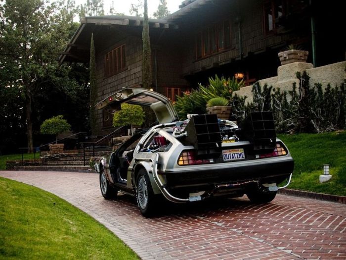 Amazing replica of the Back To The Future DeLorean (26 pics)