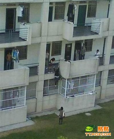How to Leave a Dorm During the Curfew Hours (5 pics)