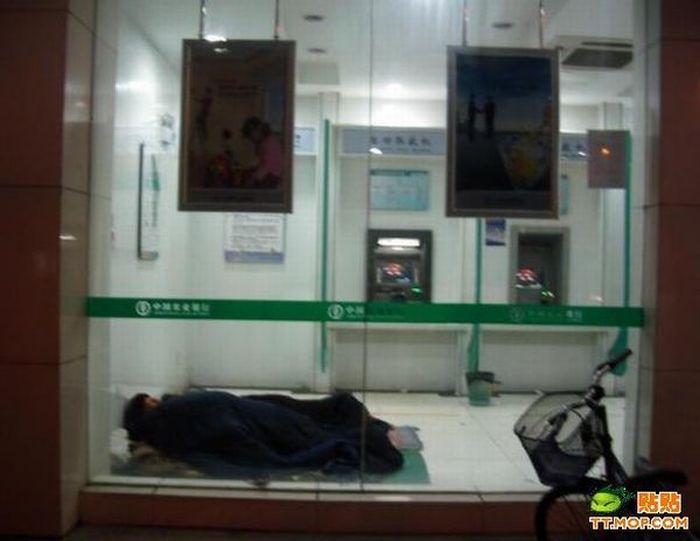 Sleeping in the Bank (5 pics)