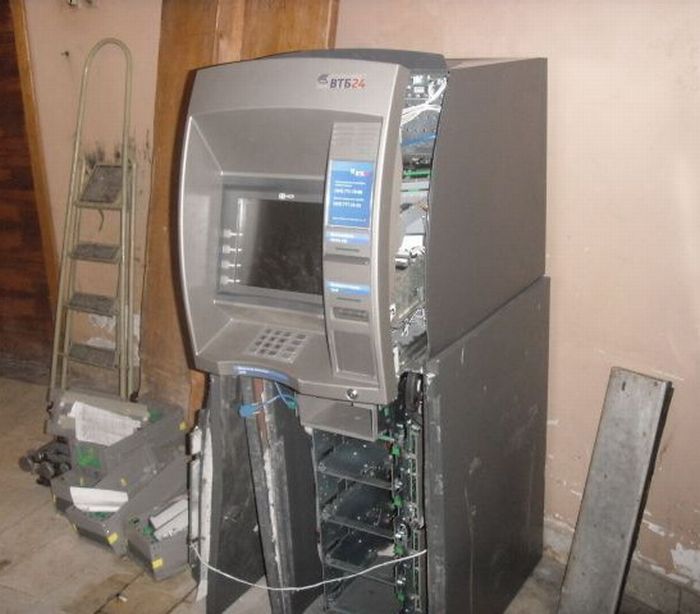 The Robbed ATM in Russia (7 pics)