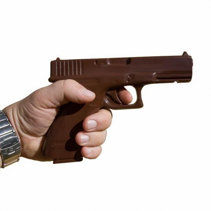 Сhocolate weapons (12 pics)