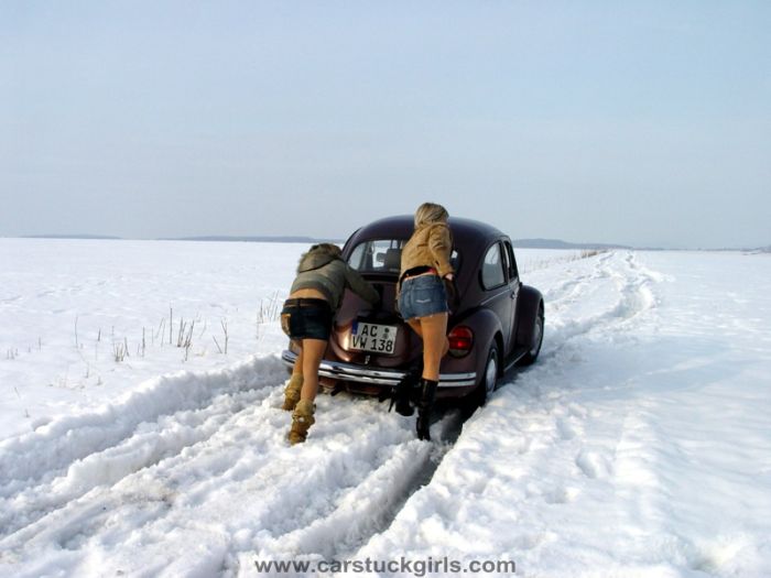 Girls on winter roads (36 pics)