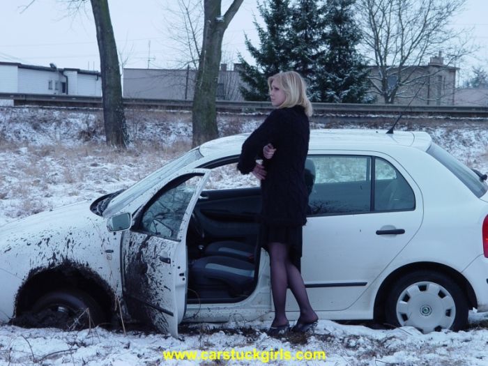 Girls on winter roads (36 pics)