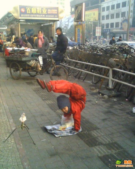 Poor child in China (10 pics)