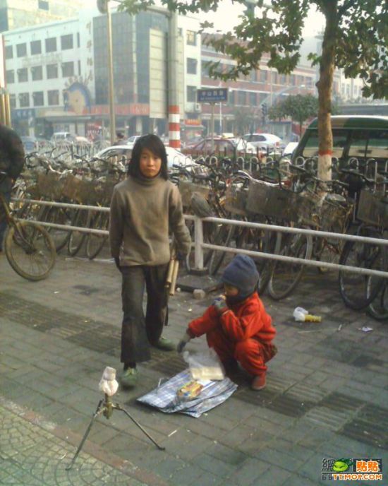 Poor child in China (10 pics)