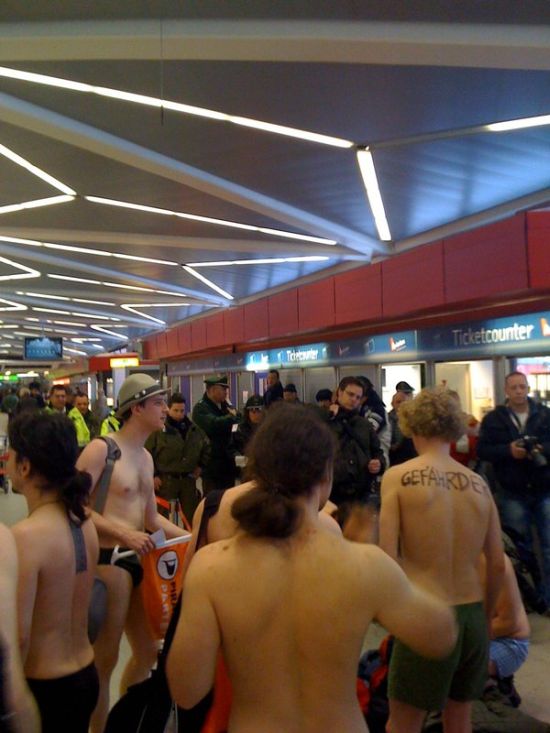 Flash mobs at German airports (34 pics)