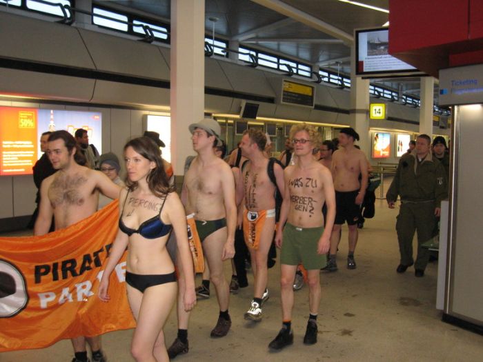 Flash mobs at German airports (34 pics)