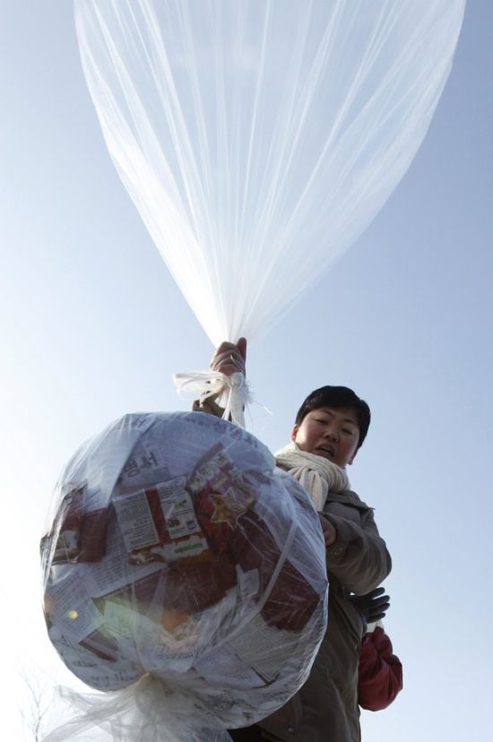 Air Balloons Delivery to North Korea (11 pics)