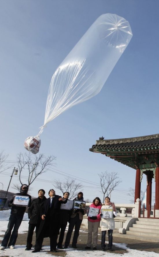 Air Balloons Delivery to North Korea (11 pics)
