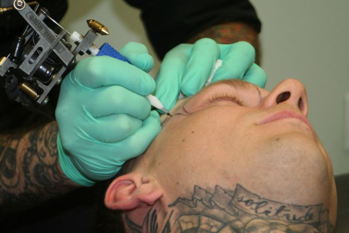 A Guy Gets His Face Tattoed (38 pics)