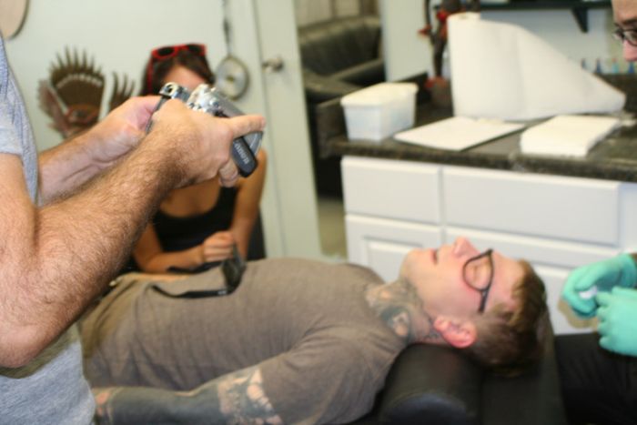 A Guy Gets His Face Tattoed (38 pics)