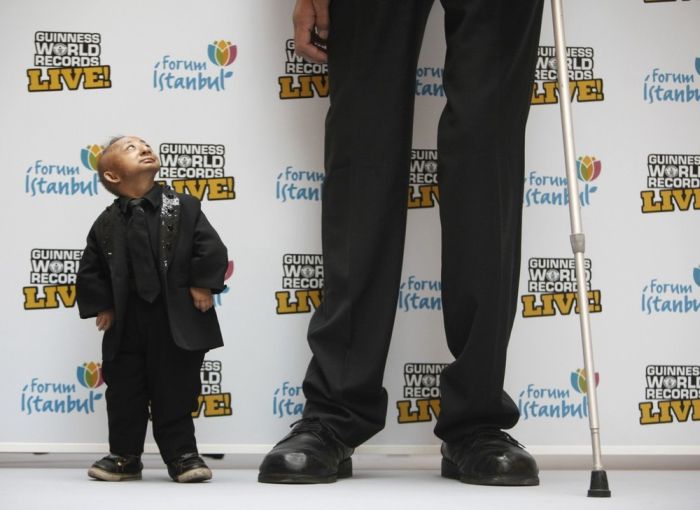 When the Tallest Man in the World Meets the Shortest (10 pics)