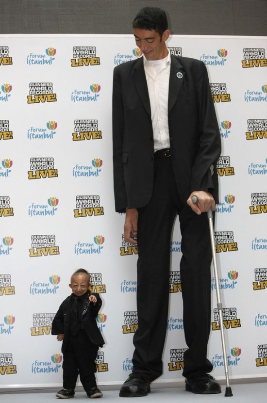 When the Tallest Man in the World Meets the Shortest (10 pics)