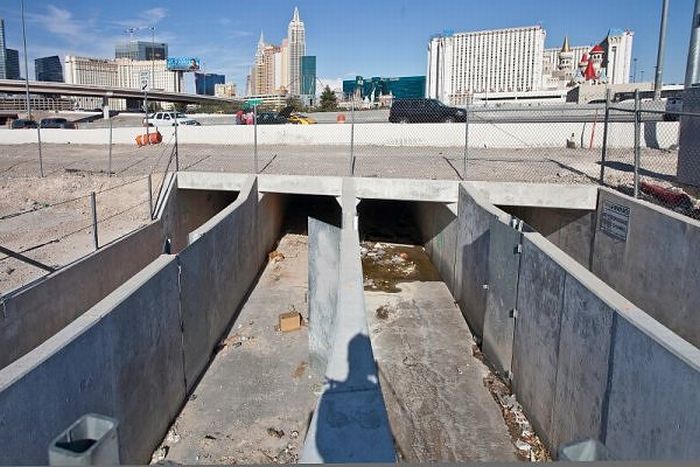 Living in Undeground Tunnels of Las Vegas (16 pics)