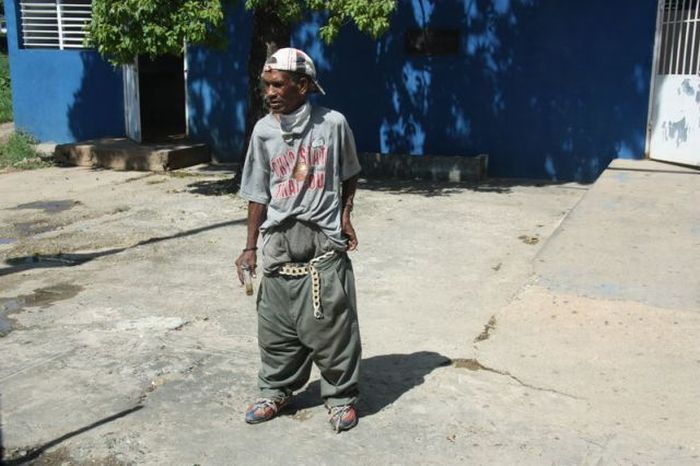 Homeless Guy in Dominican Republic (5 pics)