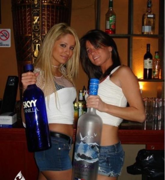 Hot Barmaids (52 pics)