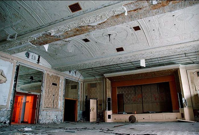 Abandoned Theatres (36 pics)