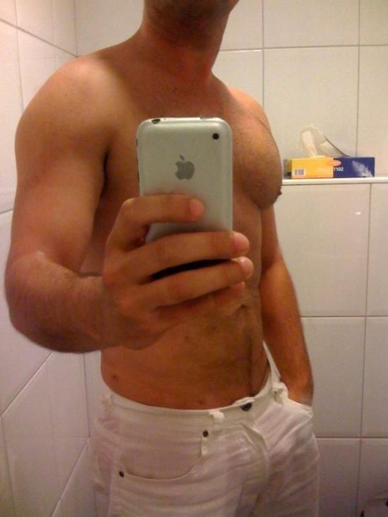 Guys with iPhones (32 pics)