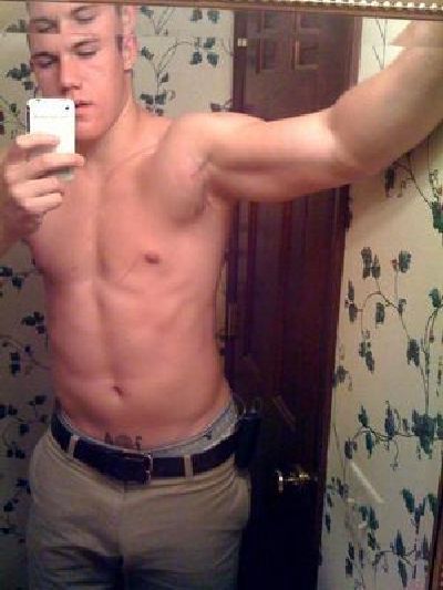 Guys with iPhones (32 pics)