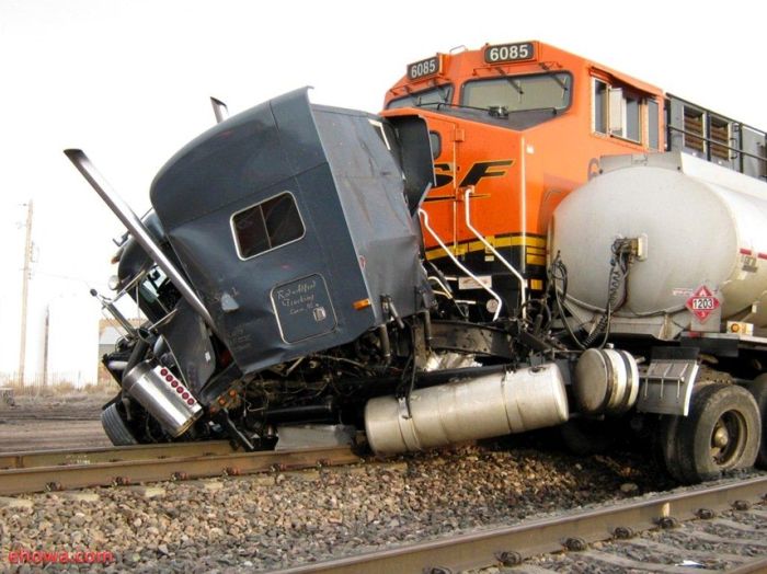 Fuel Truck  vs  Train in Nebraska 12 pics 