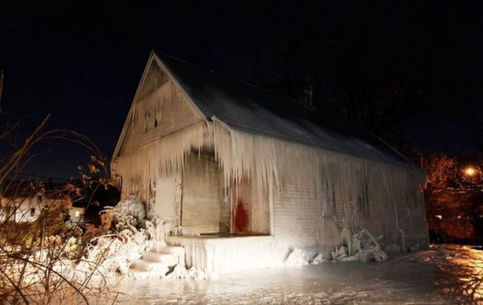 Frozen House (8 pics)
