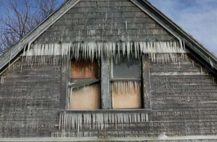 Frozen House (8 pics)