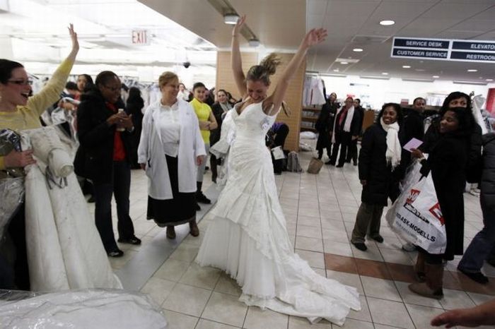 Running of the Brides in NYC (14 pics)
