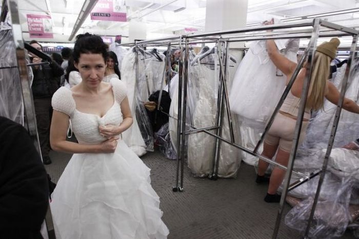 Running of the Brides in NYC (14 pics)