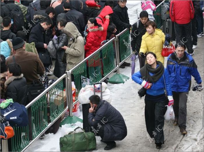 China blizzard disrupts pre-holiday rush for home (24 pics)