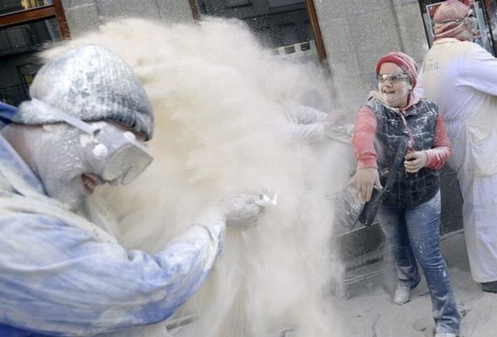 Flour Fight in Spain (17 pics)