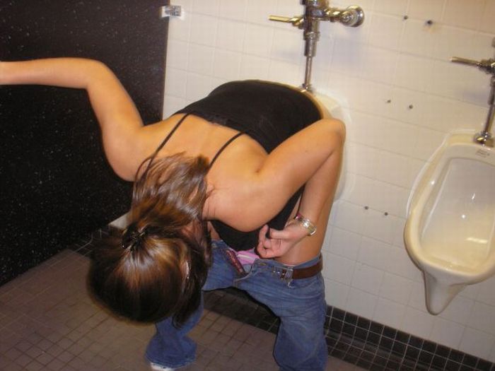 Girls in Men's Room (53 pics)