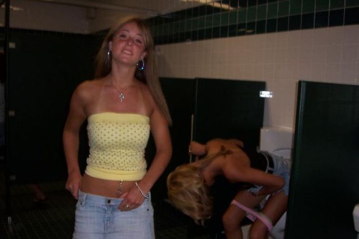 Girls in Men's Room (53 pics)