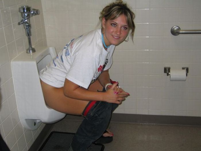 Girls in Men's Room (53 pics)